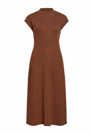 Brązowa dzianinowa sukienka do kolan z krótkimi, zakrywającymi ramiona rękawami i wysokim, okrągłym dekoltem, z delikatnym pionowym szwem na przodzie.