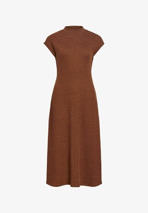 Brązowa dzianinowa sukienka do kolan z krótkimi, zakrywającymi ramiona rękawami i wysokim, okrągłym dekoltem, z delikatnym pionowym szwem na przodzie.