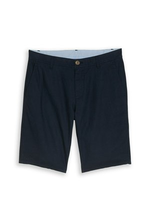 Męskie ciemnoniebieskie, dopasowane szorty z przednim guzikiem, szlufkami na pasek i bocznymi kieszeniami na białym tle.