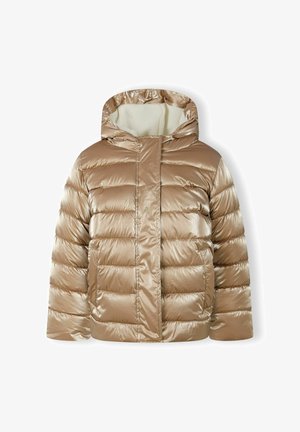 Fémes bézs színű puffertöltetű kabát vízszintes steppeléssel, kapucnival és puha, könnyű béléssel. Elülső cipzáros záródással és oldalsó zsebekkel rendelkezik.