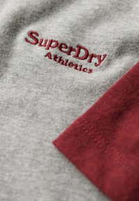Superdry & Co ESSENTIAL czerwony