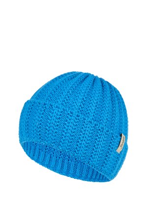 Hellblaue gestrickte Wintermütze mit Rippmuster und kleinem beigen Markenetikett an der Seite vor weißem Hintergrund.