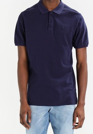Polo shirt à manches courtes bleu marine en coton, avec une patte de boutonnage à trois boutons et un logo discret sur la poitrine gauche. Coupe décontractée.