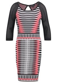 Robe longueur genou avec manches 3/4 en mesh noir, rayures horizontales noires et blanches et motifs géométriques roses sur toute la surface.