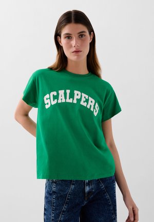 T-shirt en coton vert avec un texte blanc audacieux "SCALPERS" dans un design incurvé. Manches courtes et col rond classique.