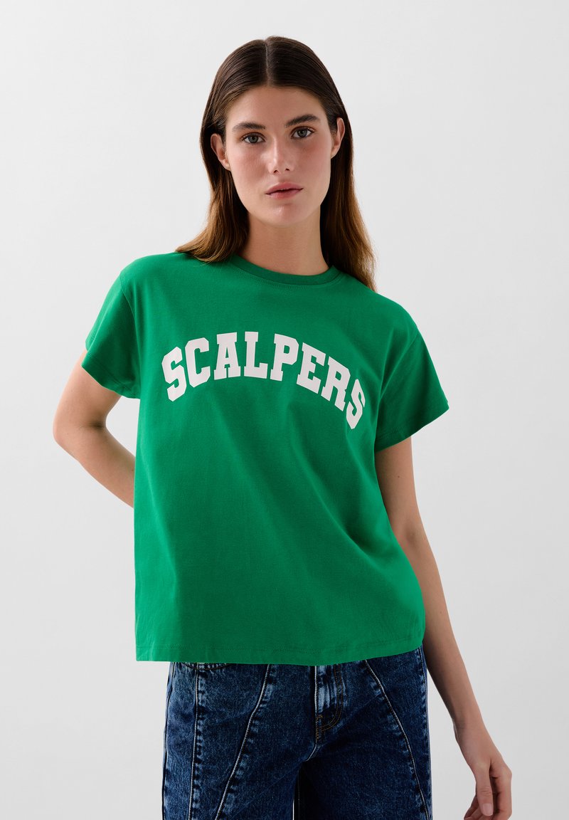 T-shirt in cotone verde con testo bianco audace "SCALPERS" in un design curvo. Maniche corte e scollatura rotonda classica.