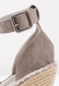 Superdry & Co Sandales à talons hauts - taupe