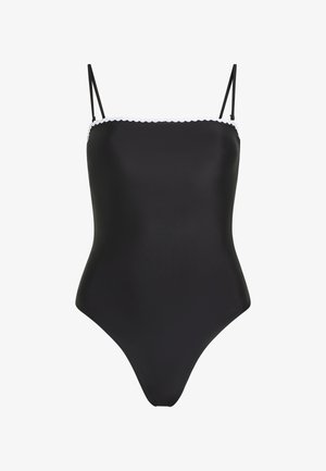 Czarny jednoczęściowy strój kąpielowy z cienkimi ramiączkami i białym falistym wykończeniem przy dekolcie, prezentowany na białym tle.