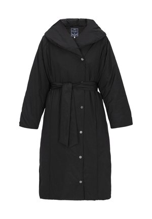 Černý zateplený kabát s širokým límcem, dlouhými rukávy, páskovým pasem a patentkami. Hladká textura s jemným vzorovým detailem.