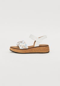 Vevede plattform sandal med hvite lærstropper, korksåle, lyseblå og metalliske detaljer på overdelen, og en strukturert overflate.
