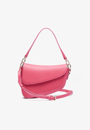 Borsa a tracolla in pelle rosa con una forma strutturata, dotata di chiusura a pattina, tracolla regolabile e dettagli in hardware dorato. Superficie texture.