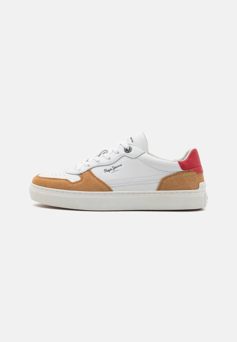 Baskets blanches basses avec accents en daim marron clair, languette rouge au talon, fermeture à lacets, et logo Pepe Jeans sur le côté, photographiées sur fond blanc.