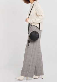 mint&berry Axelremsväska - black