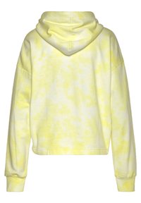 Sudadera recortada de tie-dye amarillo con una textura suave, mangas largas y capucha, que presenta un patrón sutil y un ajuste relajado.