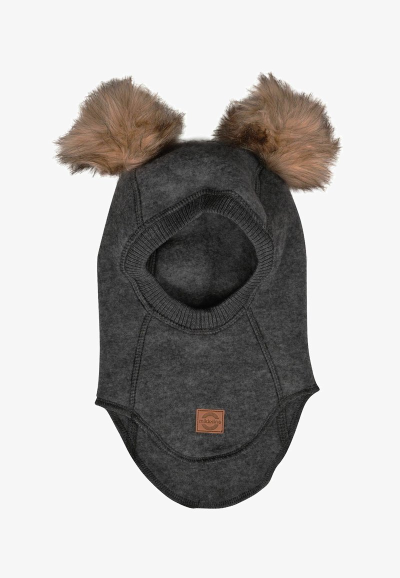 Grauer Fleece-Hoodie mit braunen Kunstfell-Pompons oben, ausgestattet mit einer runden Öffnung für den Kopf und einem Logo-Patch auf der Vorderseite.