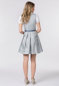 Hellblaue Kleid mit floralen Mustern, tailliertem Oberteil, plissiertem Rock, satinierter Oberfläche und passendem Taillengürtel. Akzente mit kurzen, puffärmel.