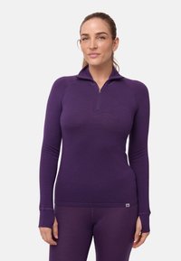 Lila langärmliger Pullover mit Reißverschluss am Ausschnitt, tailliertem Schnitt, leichtem Stoff und Daumenlöchern an den Bündchen. Dezentes Branding am Saum.