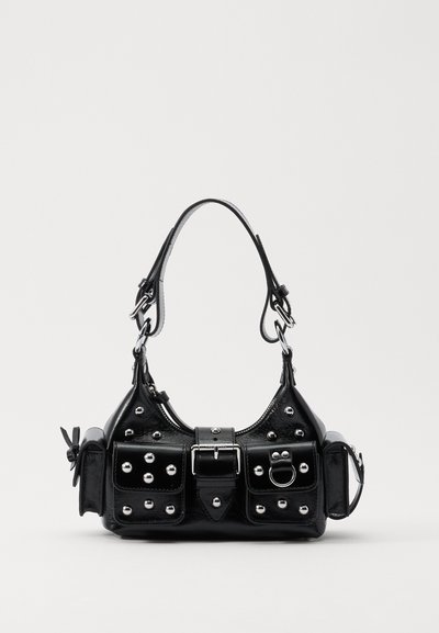 Borsa a mano in pelle nera con design curvo, caratterizzata da borchie argentate, una fibbia e due tasche laterali. Tracolla regolabile per diverse opzioni di trasporto.