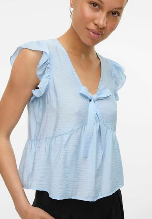 Blouse à manches courtes bleu clair avec des accents froncés, décolleté en V, et un détail en nœud au niveau du col ; tissu texturé avec un ourlet évasé.