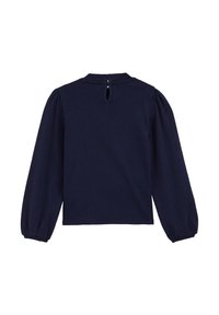 Tumši zils tops ar garām pūkām, teksturēts audums, atslēgas formas aizmugures dizains un brīva piegriezuma. Vienkāršs un daudzpusīgs apģērbs.