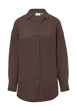 Brązowa, długosleeve koszula z guzikami, wykonana z lekkiego, pomarszczonego materiału. Posiada kołnierzyk i zaokrąglony dół.