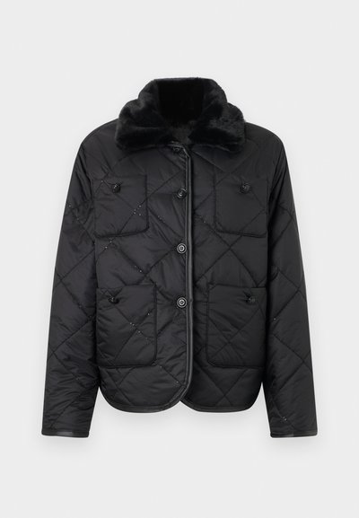 Μαύρο καπιτονέ μπουφάν με τεχνητό γιακά από γούνινα υλικά, διαθέτει τέσσερις μπροστινέ�ς τσέπες και κούμπωμα με κουμπιά. Απαλή υφή με κλασικό σχέδιο.