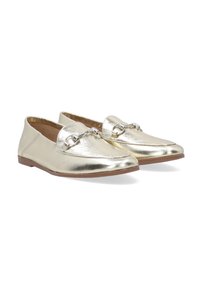 Gouden metallic loafers met een gladde afwerking, voorzien van een decoratieve zilveren hardwareaccent op de bovenkant en een platte, bruine zool.