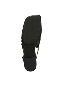 Zwart lakleren sandaal met hoge hak met een gladde afwerking, voorzien van een gesloten neus, verstelbare enkelband en brede hak.