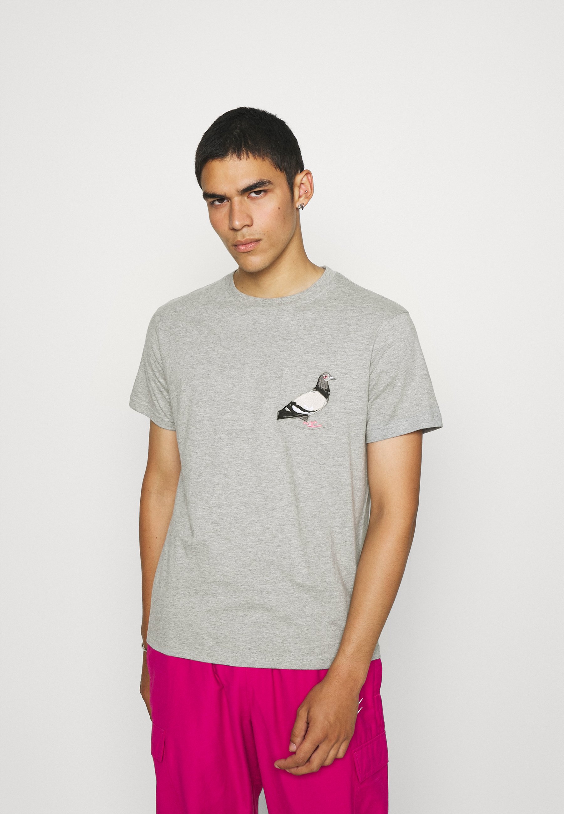 STAPLE PIGEON POCKET TEE UNISEX - Print 