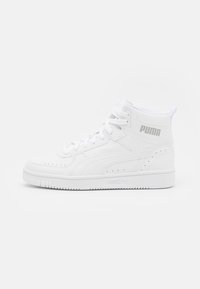 Sneaker alte bianche in pelle liscia. Caratteristiche includono fori di ventilazione, lacci bianchi e un logo Puma grigio sul lato esterno.