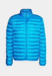 Giacca puffer blu leggera con colletto alto, motivo a righe orizzontali, chiusura con zip e dettaglio del logo sul petto.