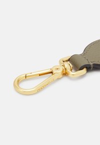 Cinturino in pelle verde oliva con accessori metallici dorati e un gancio a scatto, caratterizzato da branding impresso e una texture liscia.