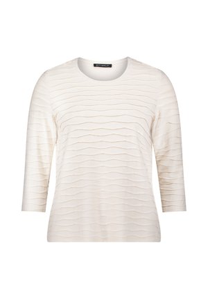 Haut en crème texturé à manches trois-quarts, présentant un motif ondulé à l'avant et un col rond. Tissu doux, design décontracté.