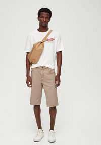 s.Oliver STRETCH - Jeansshort - sandstein