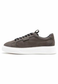 Sneaker in pelle grigia con punta rotonda, lacci neri, suola in gomma bianca spessa e dettagli di design minimalisti.