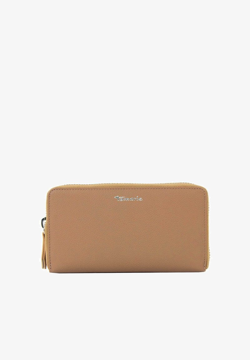 Portafoglio in pelle color tan con una texture liscia, chiusura con zip e un logo impresso sul davanti. Presenta un sottile dettaglio di cucitura.