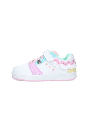 Sneaker bianca per bambini con accenti rosa glitterati, dettagli in turchese pastello e rosa, una fascia in velcro, ciondolo a forma di cuore e frange decorative sul lato.