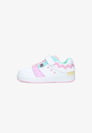 Sneaker bianca per bambini con accenti rosa glitterati, dettagli in turchese pastello e rosa, una fascia in velcro, ciondolo a forma di cuore e frange decorative sul lato.