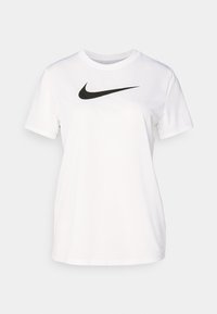 Vit t-shirt tillverkad av lättviktsmaterial med en svart Nike-logotyp på bröstet. Korta ärmar och rundad halsringning. Slät textur.
