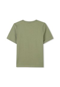 Groene katoenen T-shirt met een ronde hals en korte mouwen. De stof is glad met een effen textuur en geen zichtbare patronen.