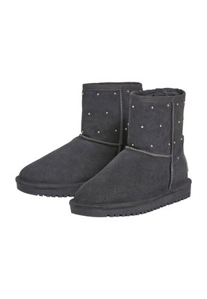 Črne suede gležnjarje z mehko teksturo, okroglem prstu in zlato pikčastimi dodatki na zgornjem delu. Gumijast podplat za oprijem.