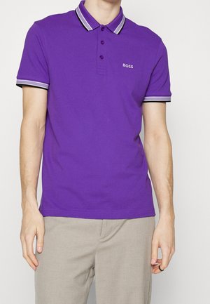 Fioletowa koszulka polo z klasycznym kołnierzykiem, trzema guzikami i kontrastującymi mankietami w paski. Na piersi małe logo „BOSS”.