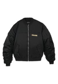 Giubbotto bomber nero con maniche elasticizzate e arricciate, chiusura con zip, due tasche anteriori e logo "PEGADOR" in oro sul lato sinistro del petto.
