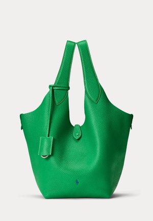 Svetlozelená textúrovaná kožená kabelka na rameno so širokými rukoväťami, malým zapínaním na pätku a nenápadným námornícky modrým vyšívaným logom pri spodnej časti.