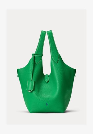 Φωτεινή πράσινη τσάντα tote από δερματίνη με επίστρωση, με φαρδιές λαβές, μικρό κούμπωμα με ταμπ και διακριτικό κεντημένο λογότυπο σε σκούρο μπλε κοντά στη βάση.