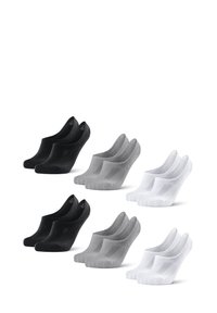 Tres pares de calcetines cortos en negro, gris y blanco. Los calcetines están hechos de un material liso y elástico con un diseño sin costuras.