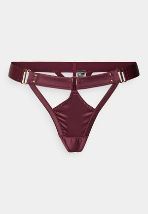 Burgunderfarbene Satin-Tanga mit elastischen Trägern, ausgestattet mit goldenen Hardware-Details und einem halbtransparenten Cutout-Design. Glatte Textur im gesamten Bereich.
