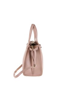 Borsa a tracolla in pelle texturizzata rosa tenue con doppi manici, una tracolla removibile e hardware color oro, vista di lato.