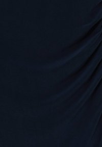 Tissu bleu marine à la texture douce, avec un drapage léger et un subtil éclat, adapté pour des vêtements ou des accessoires.