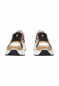 Sneaker con una suola bianca spessa, caratterizzati da una combinazione di camoscio marrone e mesh, lacci neri e dettagli viola sui lati.
